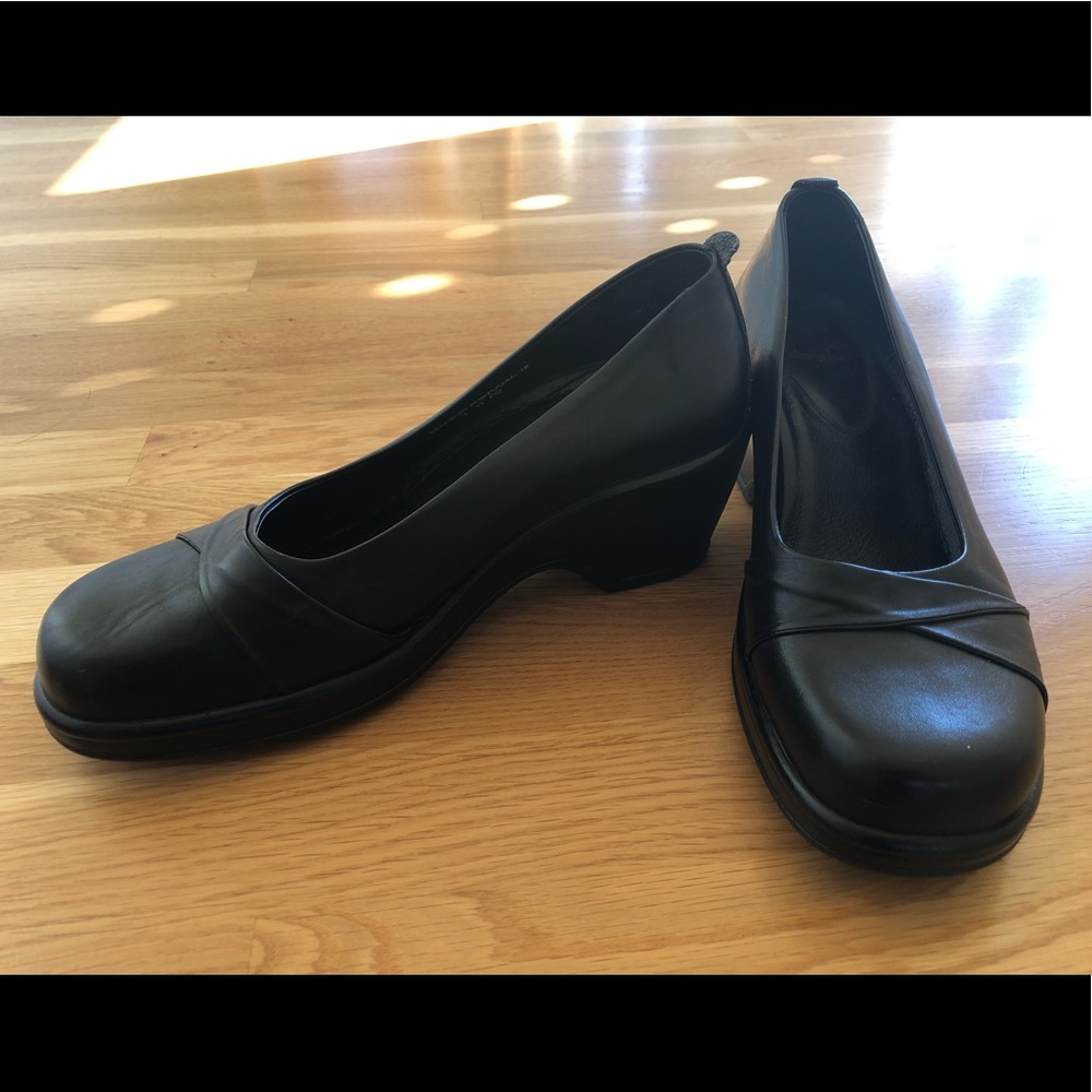 NWOT Dansko Dress Shoes